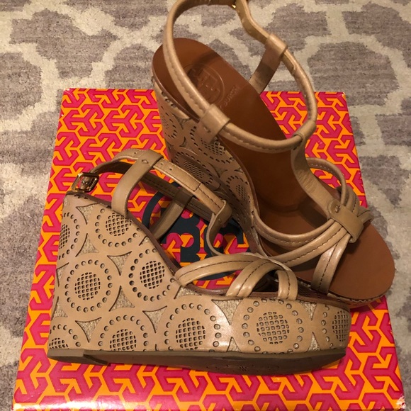 Tory Burch leather beige wedge - Picture 3 of 5